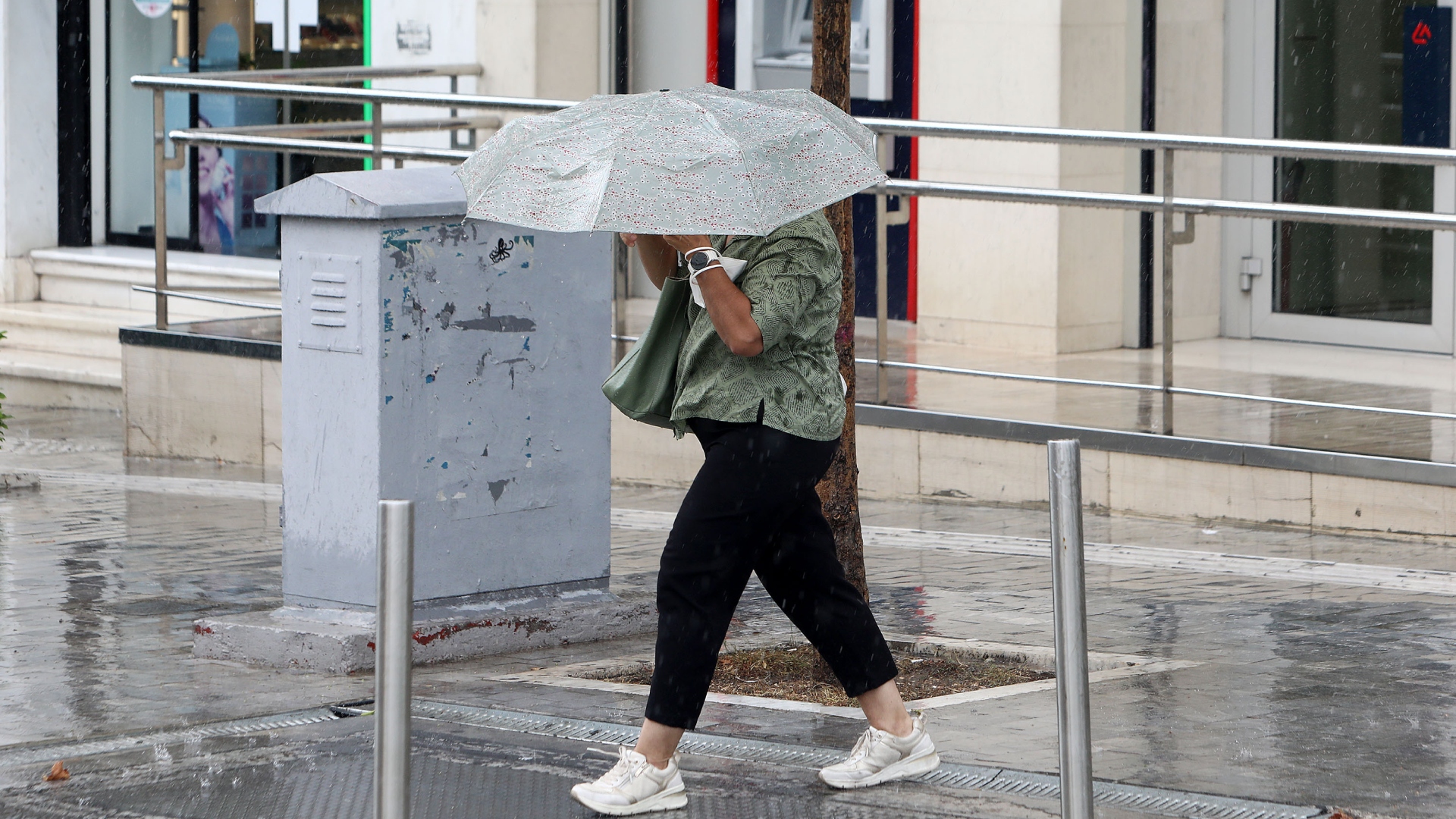 Μεσημεριανή μπόρα στο κέντρο της Αθήνας [εικόνες]-3