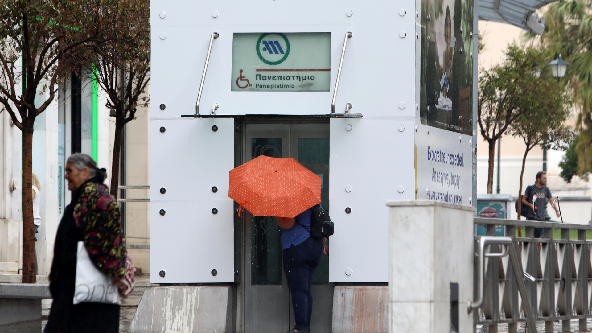 Μεσημεριανή μπόρα στο κέντρο της Αθήνας [εικόνες]-4