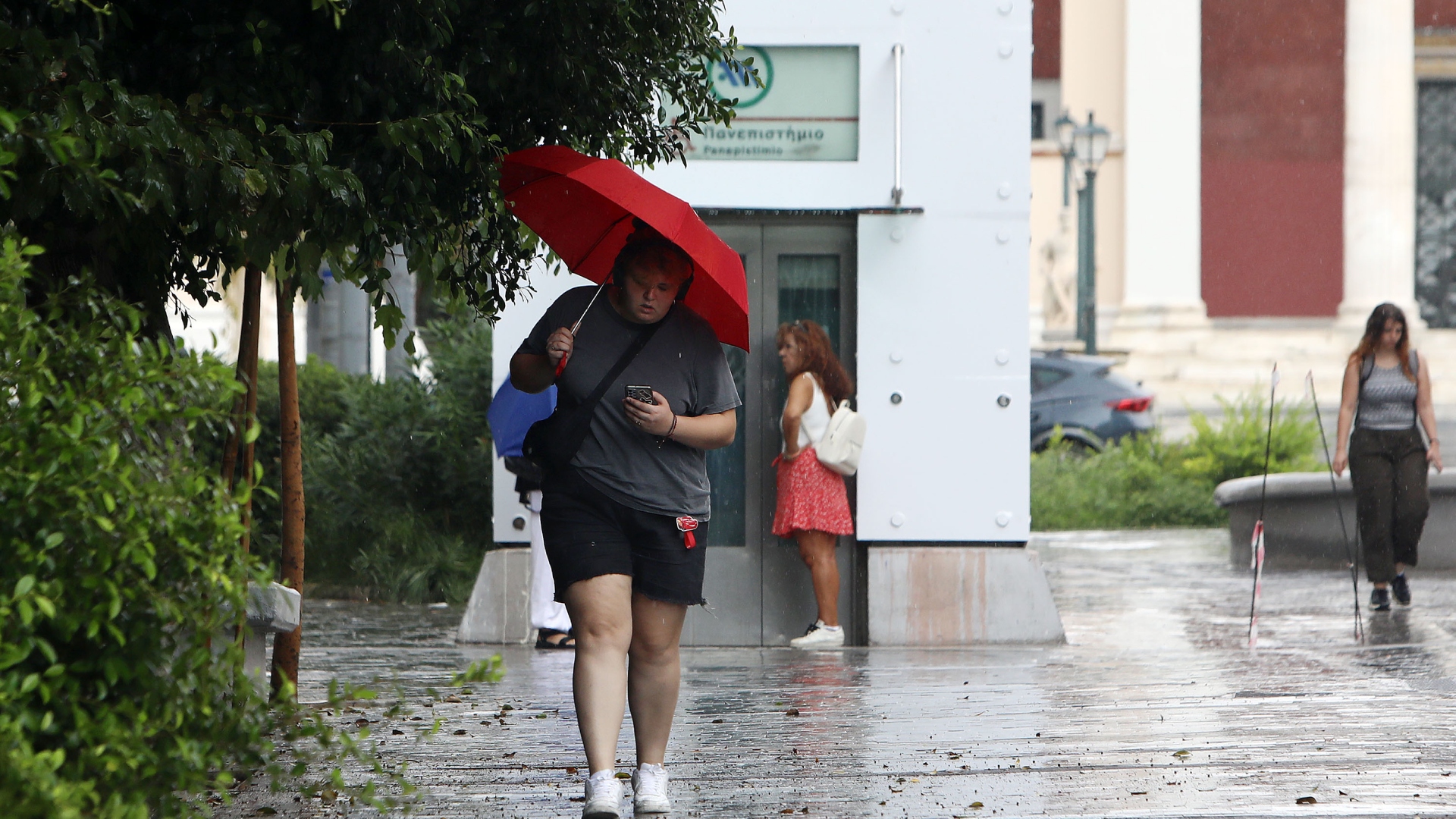 Μεσημεριανή μπόρα στο κέντρο της Αθήνας [εικόνες]-5