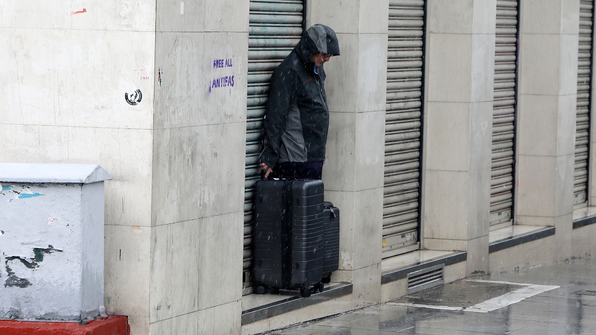 Μεσημεριανή μπόρα στο κέντρο της Αθήνας [εικόνες]-6