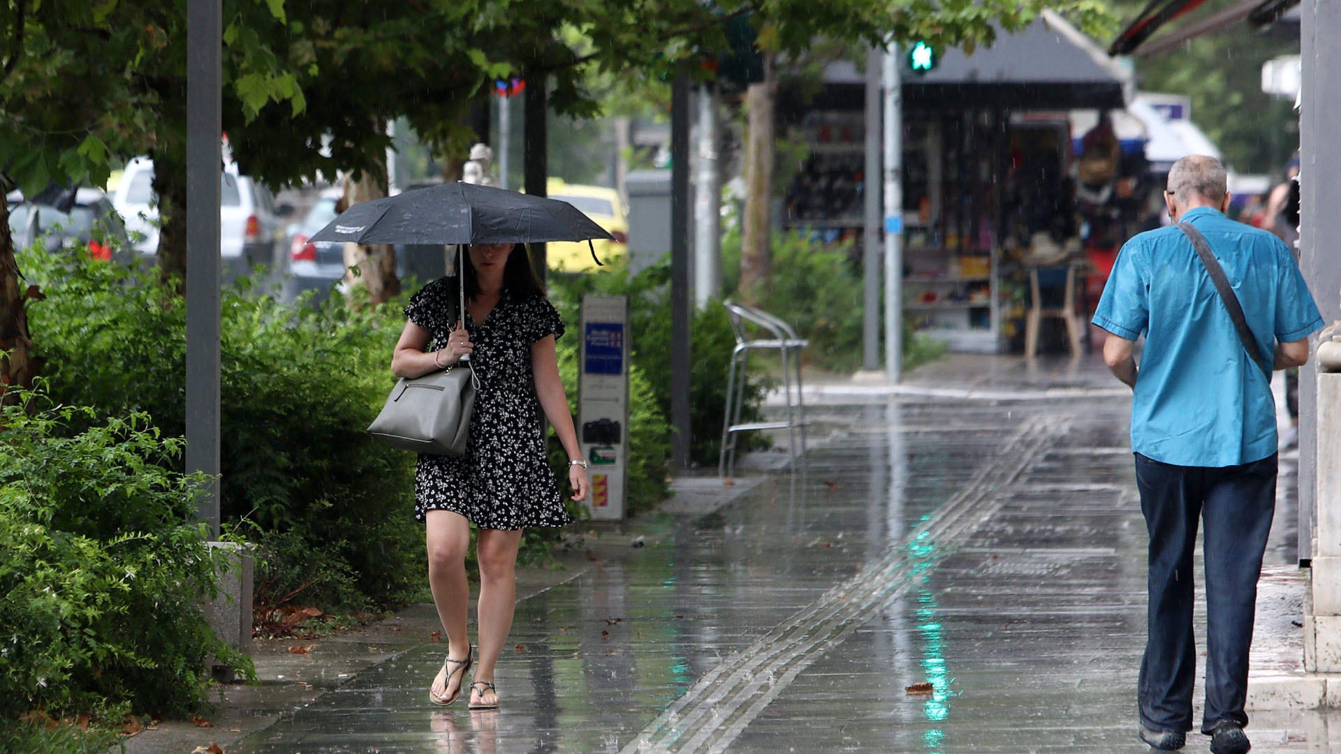 Μεσημεριανή μπόρα στο κέντρο της Αθήνας [εικόνες]-7