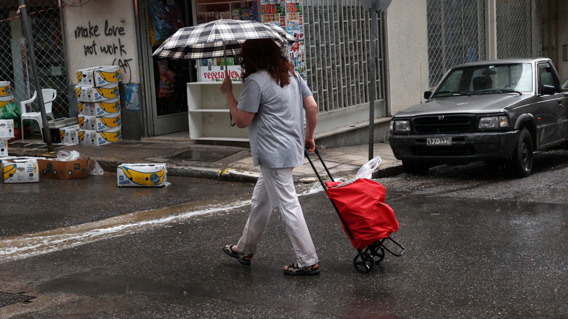 Μεσημεριανή μπόρα στο κέντρο της Αθήνας [εικόνες]-9