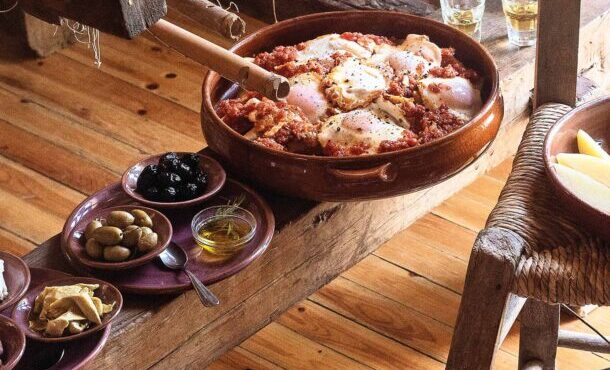 αυγά-με-ντομάτα-και-πατάτες-563778709