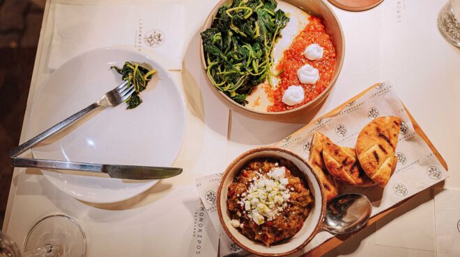 κάτω-από-μοσχοβολιστά-λεμονόδεντρα-563764483