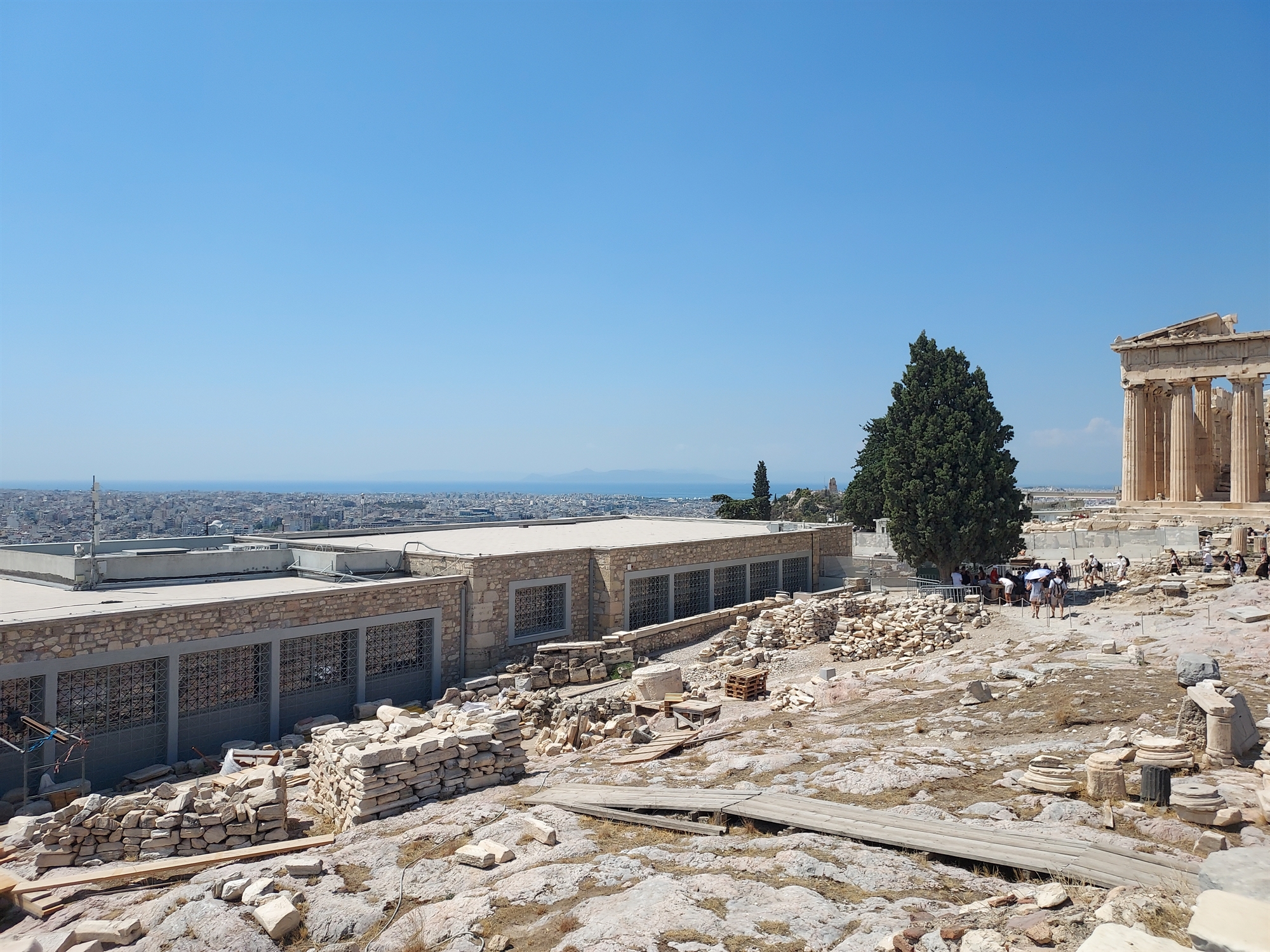 «Αυτές οι Καρυάτιδες είναι τα αντίγραφα» – Μία μέρα με τους τουρίστες στην Ακρόπολη-4
