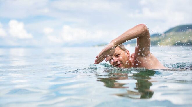 βουτιές-σε-κρύο-νερό-υγιεινές-ή-επιβλα-563752567