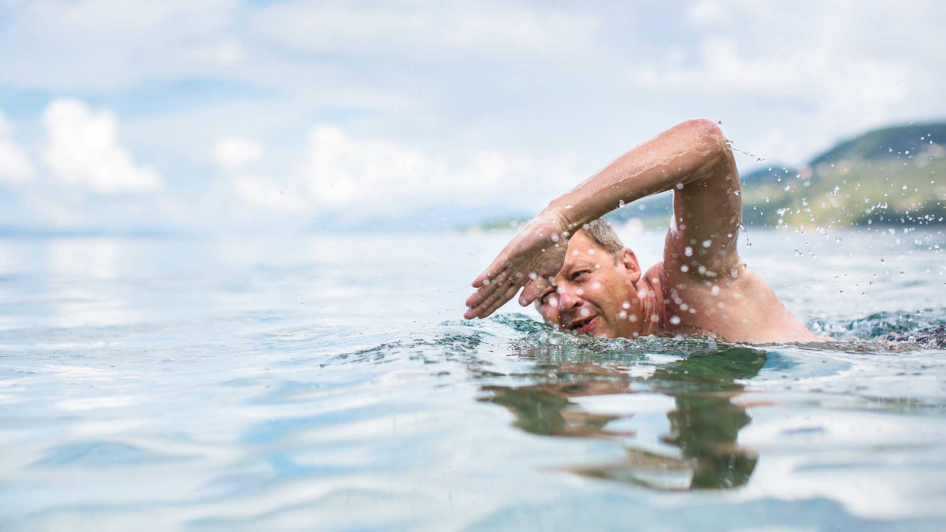 βουτιές-σε-κρύο-νερό-υγιεινές-ή-επιβλα-563752567