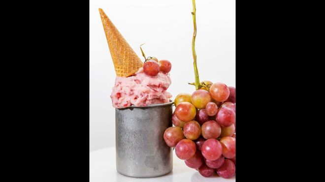 τρώγοντας-τα-καλύτερα-παγωτά-του-φετι-563770639