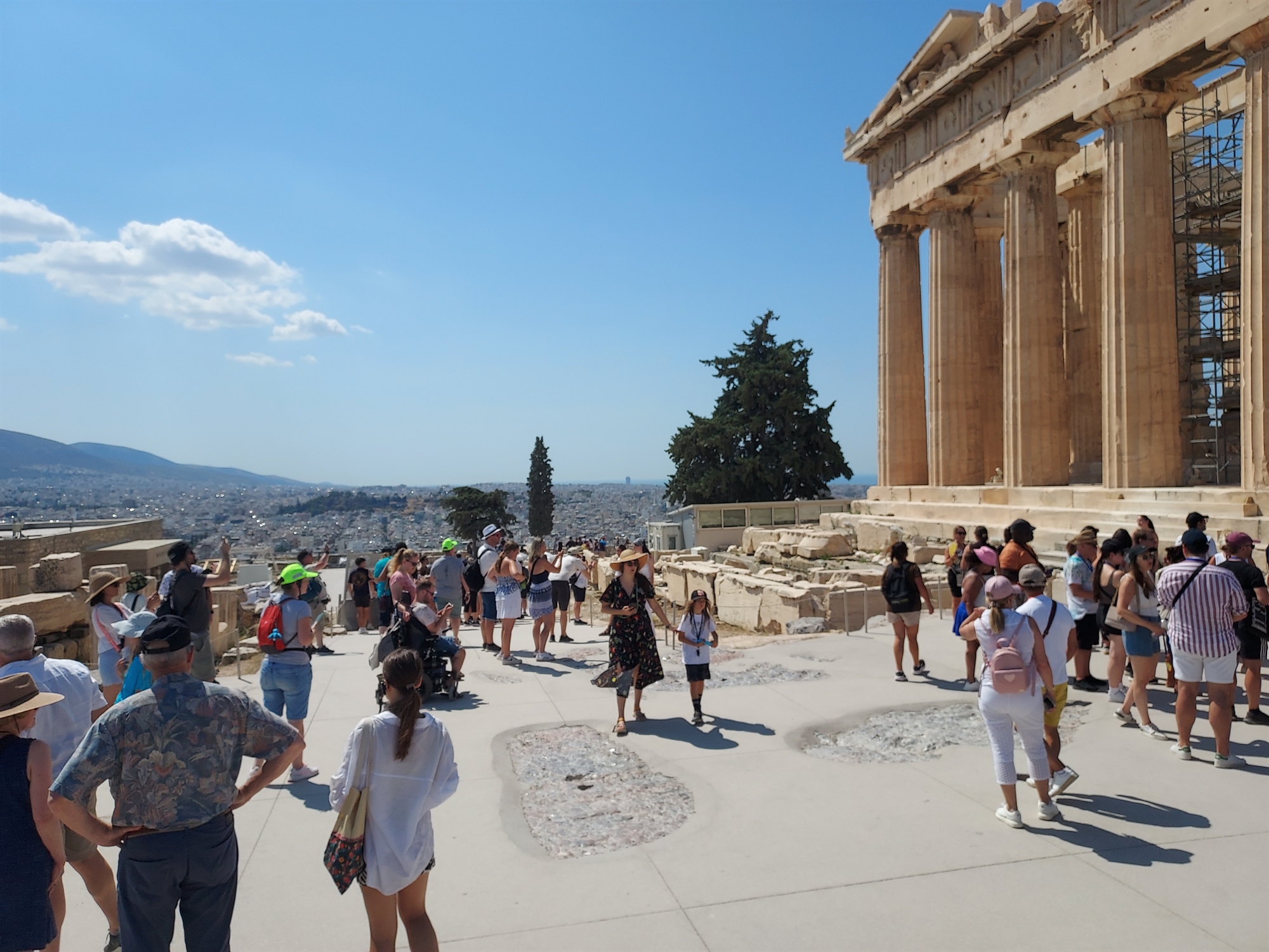 «Αυτές οι Καρυάτιδες είναι τα αντίγραφα» – Μία μέρα με τους τουρίστες στην Ακρόπολη-3