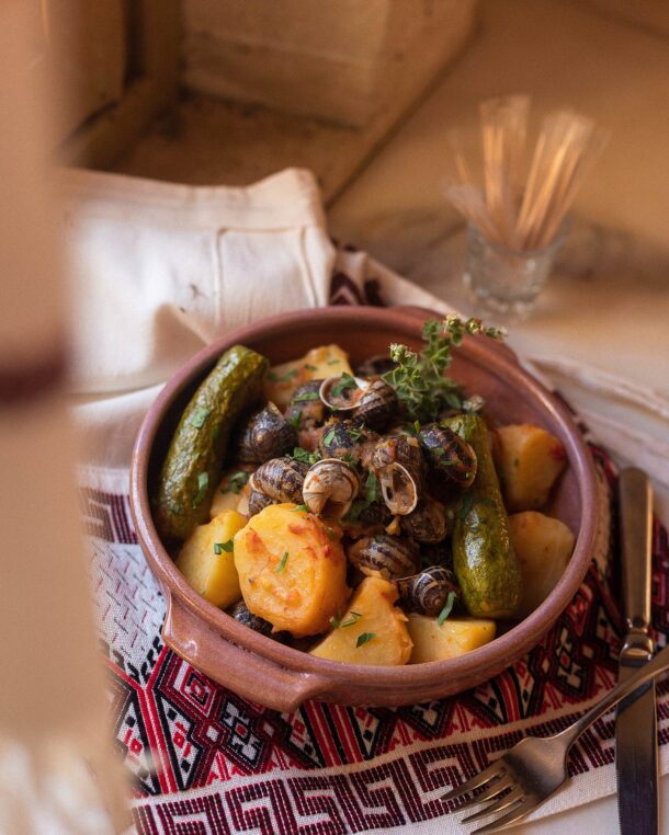 χοχλιοί-με-πατάτες-και-κολοκυθάκια-563747818