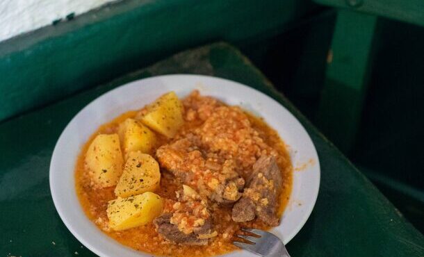 χοιρινό-με-τον-χόντρο-563778703