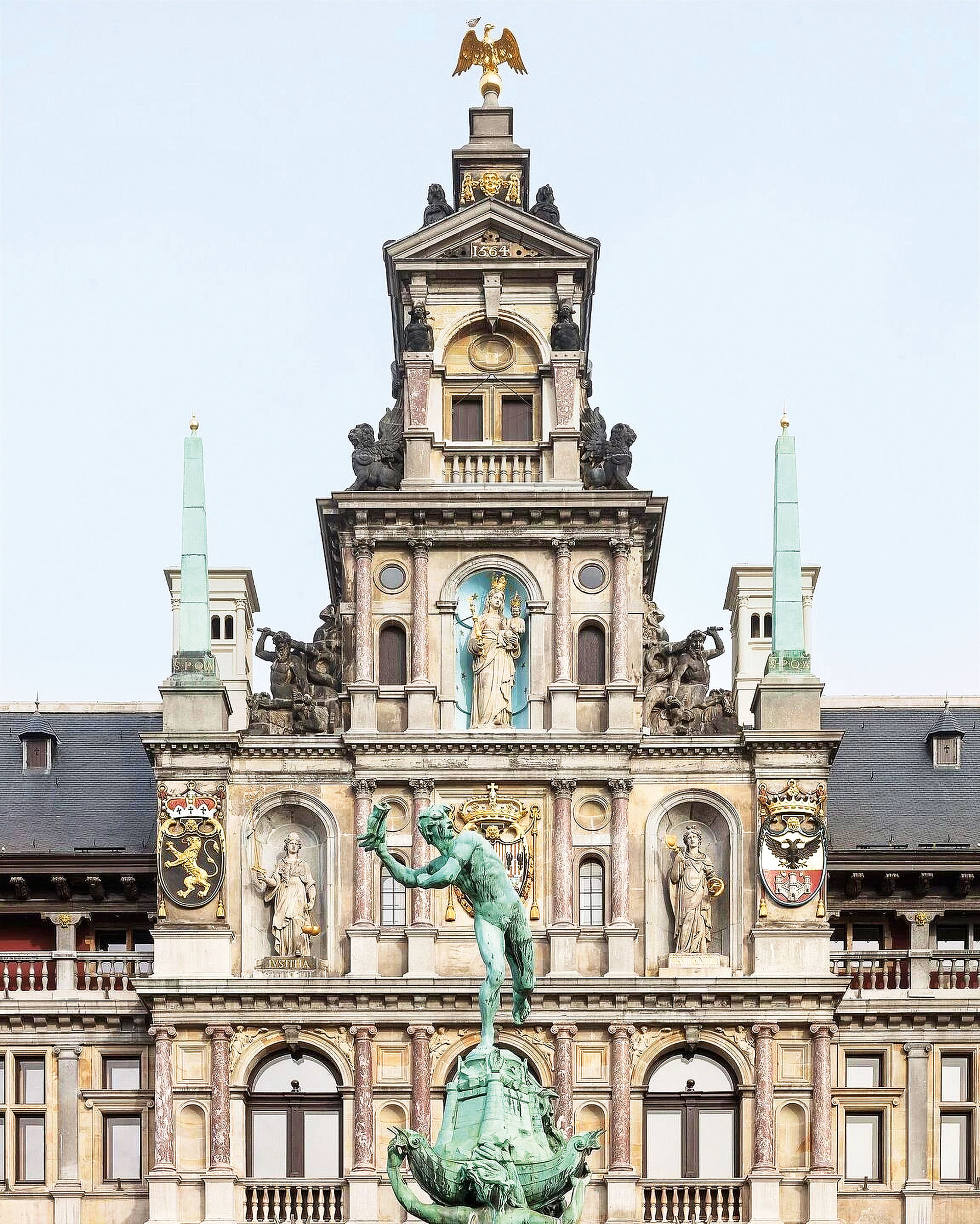 αναγεννήθηκε-το-δημαρχείο-της-αμβέρσ-563786188