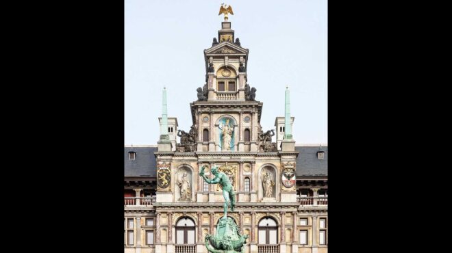 αναγεννήθηκε-το-δημαρχείο-της-αμβέρσ-563784808