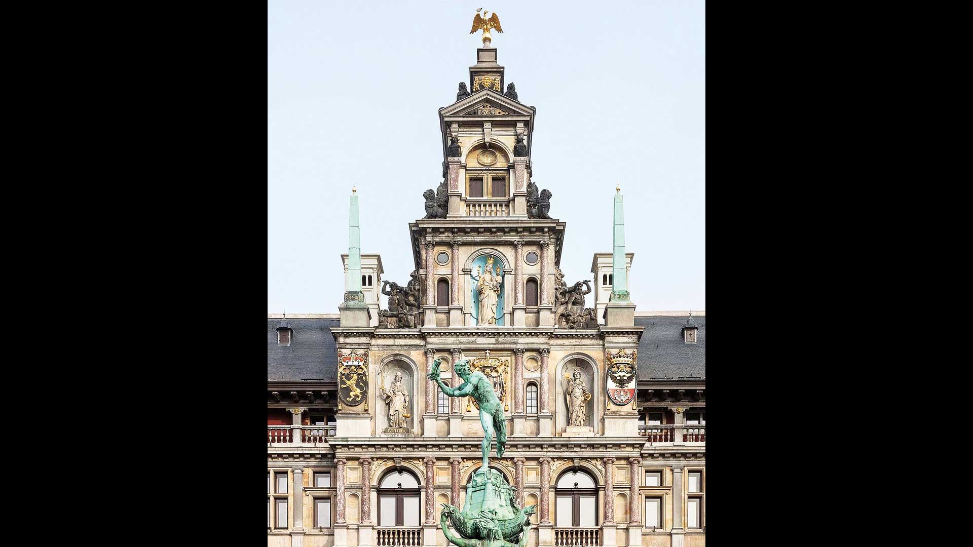 αναγεννήθηκε-το-δημαρχείο-της-αμβέρσ-563784808