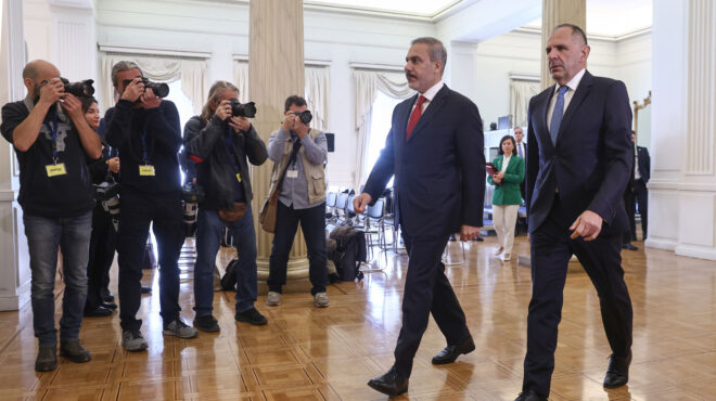 στην-πρίζα-η-αγκυρα-για-καλώδιο-και-έρε-563788339