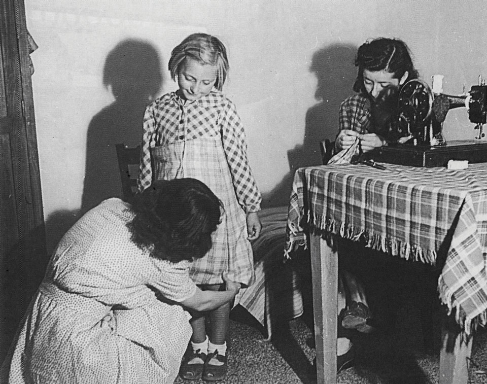 Στο δωμάτιο με το χωμάτινο δάπεδο, χωρίς ηλεκτρικό, ένα παιδί μετρούσε τα όνειρά του-1