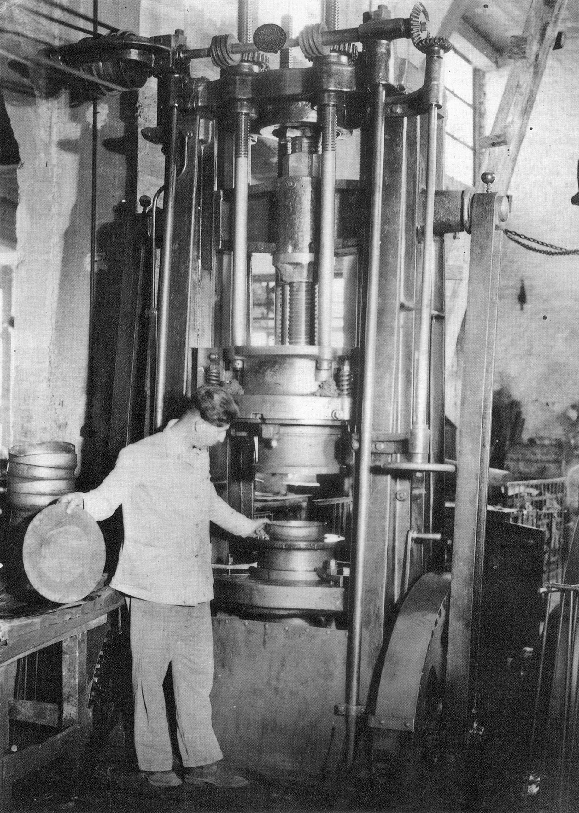 «Βάζαμε τη λαμαρίνα και έβγαινε κατσαρόλα»-7