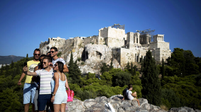 τουρίστες-και-τον-νοέμβριο-σε-καλοκαι-563753377