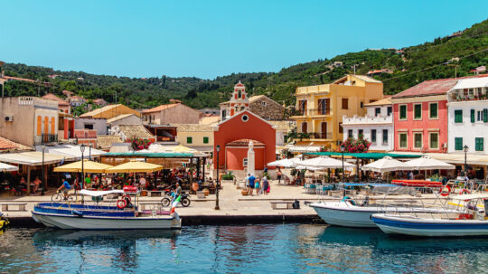 Υπερτουρισμός: «Εισιτήριο» αποβίβασης ζητούν Παξοί και Ιθάκη