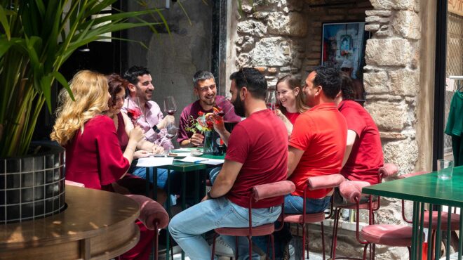 ερυθρό-κρασί-το-καλοκαίρι-δροσίστε-το-563751115