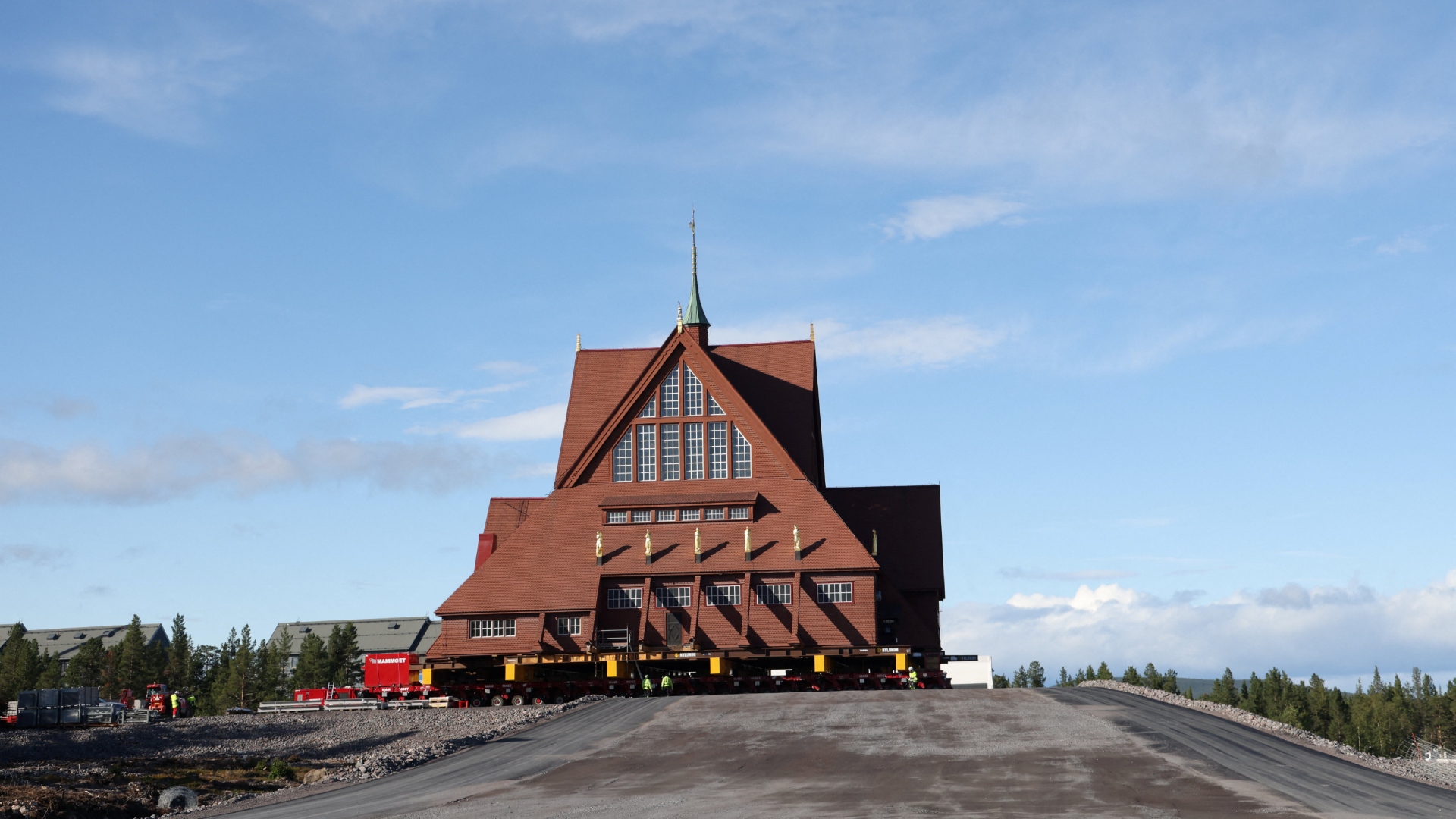 Σουηδία: Μετέφεραν εκκλησία 672 τόνων που κινδύνευε από καθίζηση [εικόνες-βίντεο]-1