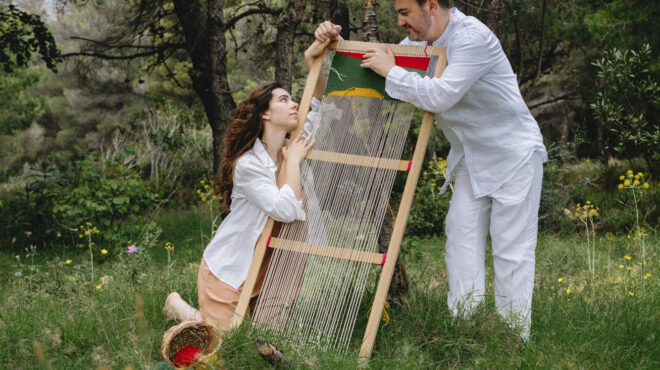 νήμα-στον-αργαλειό-που-υφαίνει-μουσικ-563747968