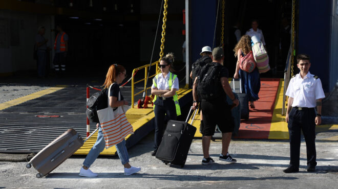 συγκέντρωση-και-στρεβλώσεις-στην-ακτ-563785843