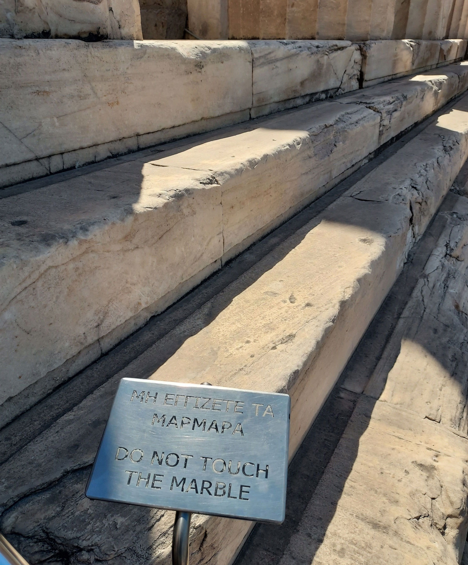 «Αυτές οι Καρυάτιδες είναι τα αντίγραφα» – Μία μέρα με τους τουρίστες στην Ακρόπολη-2