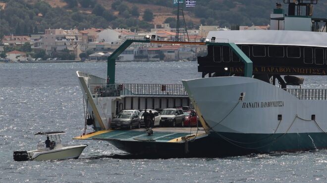 νέα-στύρα-το-αυτοκίνητο-και-η-βαλίτσα-563753884