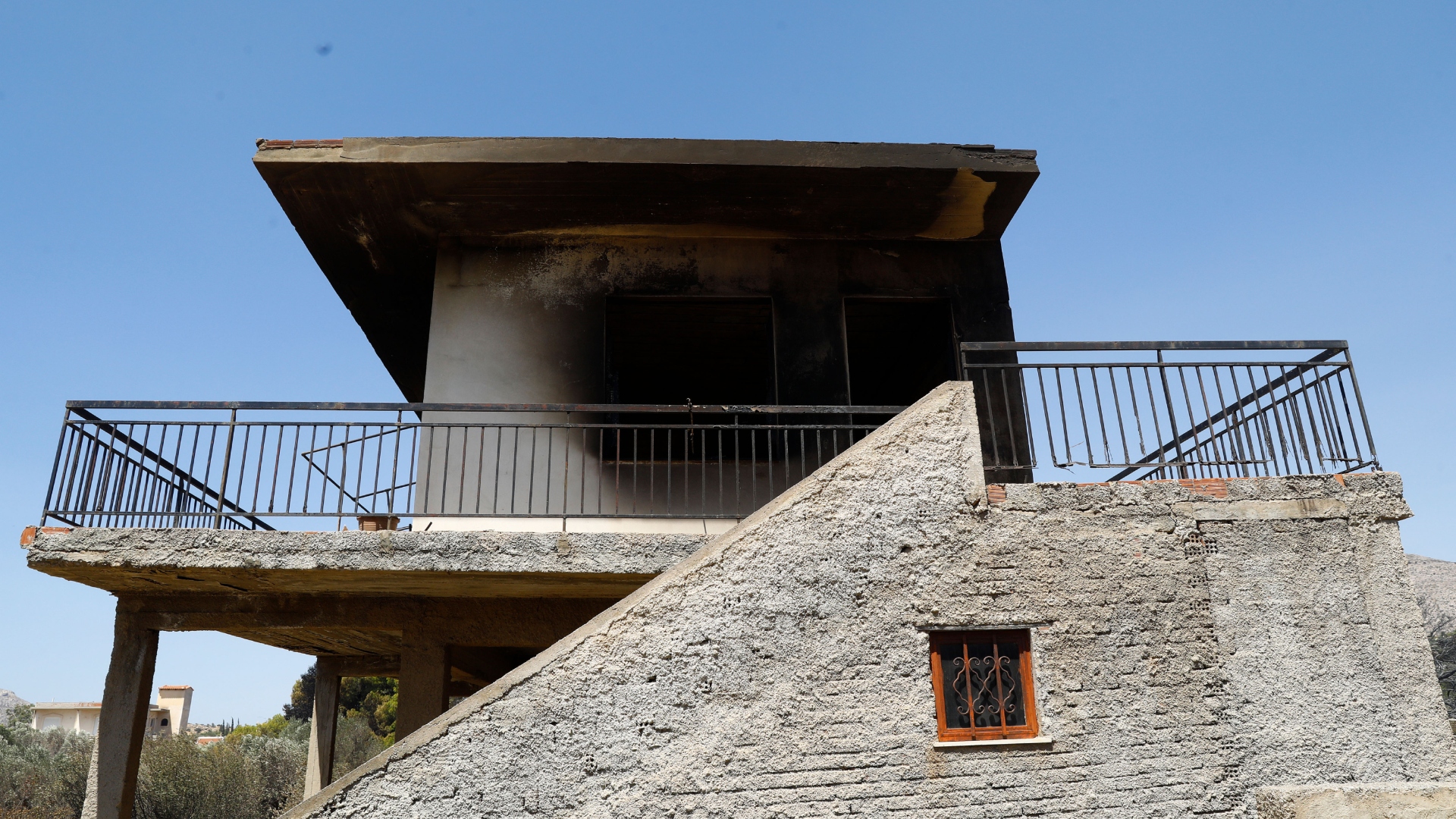 Φωτιά στην Ανατολική Αττική: Στάχτη χιλιάδες στρέμματα – Μάχη με τις αναζωπυρώσεις-2