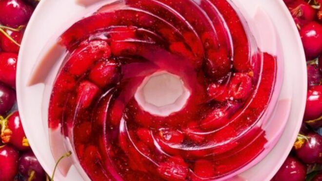 ζελέ-σε-στρώσεις-με-κόκκινα-φρούτα-και-563749168