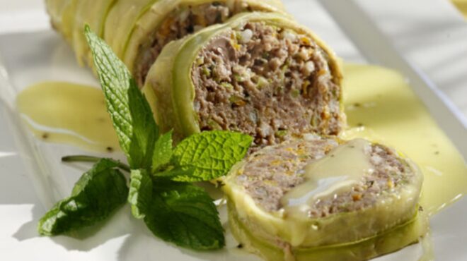 ρολό-κιμά-τυλιγμένο-σε-κολοκυθάκια-563778988