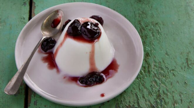 πανακότα-με-γλυκό-βύσσινο-563768590