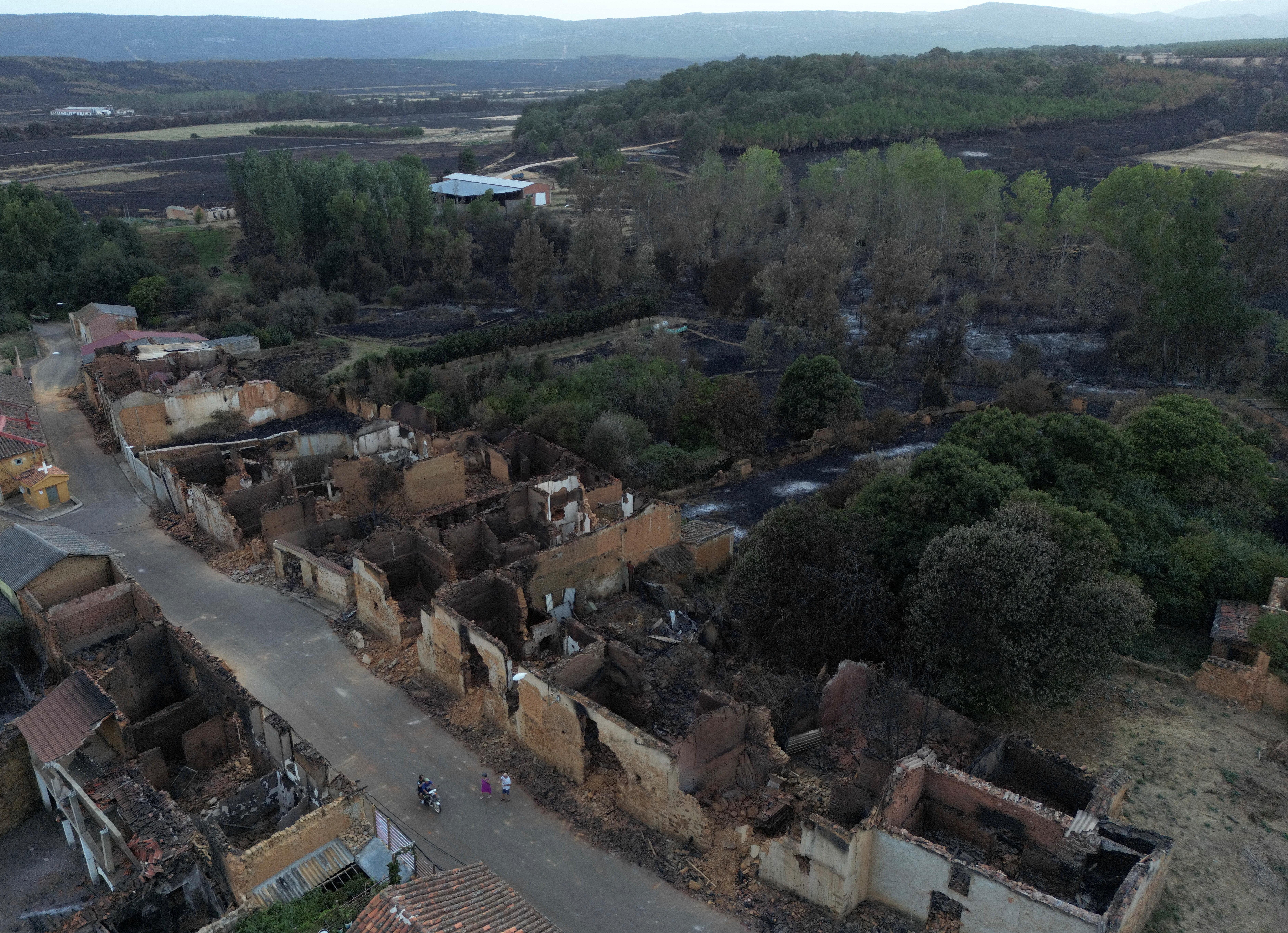 Ισπανία: Πυροσβέστης έχασε τη ζωή του – Εξακολουθούν να μαίνονται οι δασικές πυρκαγιές-1