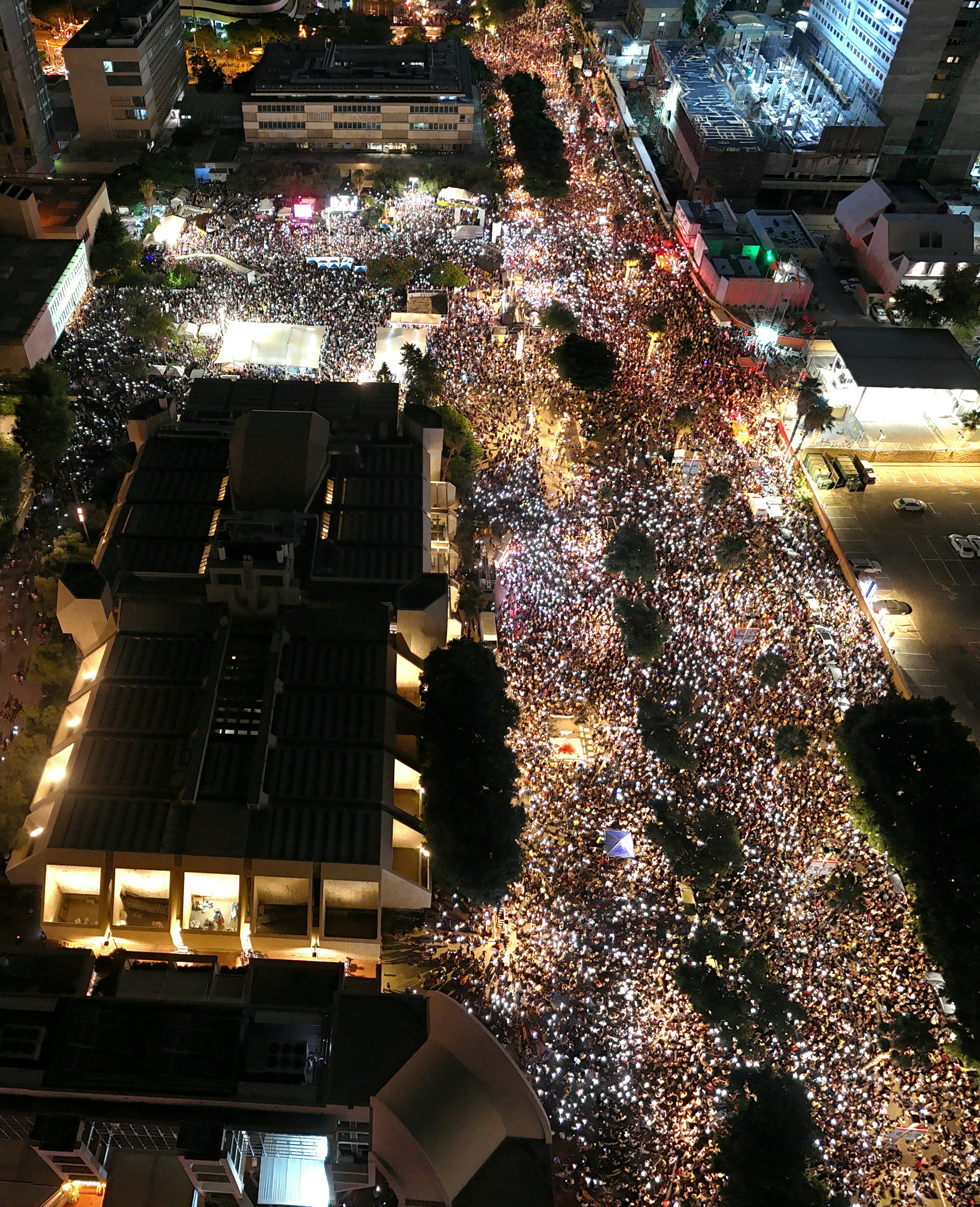 Εκατοντάδες χιλιάδες διαδήλωσαν στο Ισραήλ – Ζήτησαν τέλος του πολέμου στη Γάζα και συμφωνία για τους ομήρους-1