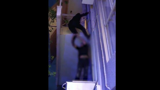 καμίνια-αστυνομικοί-σκαρφαλώνουν-σε-563782588