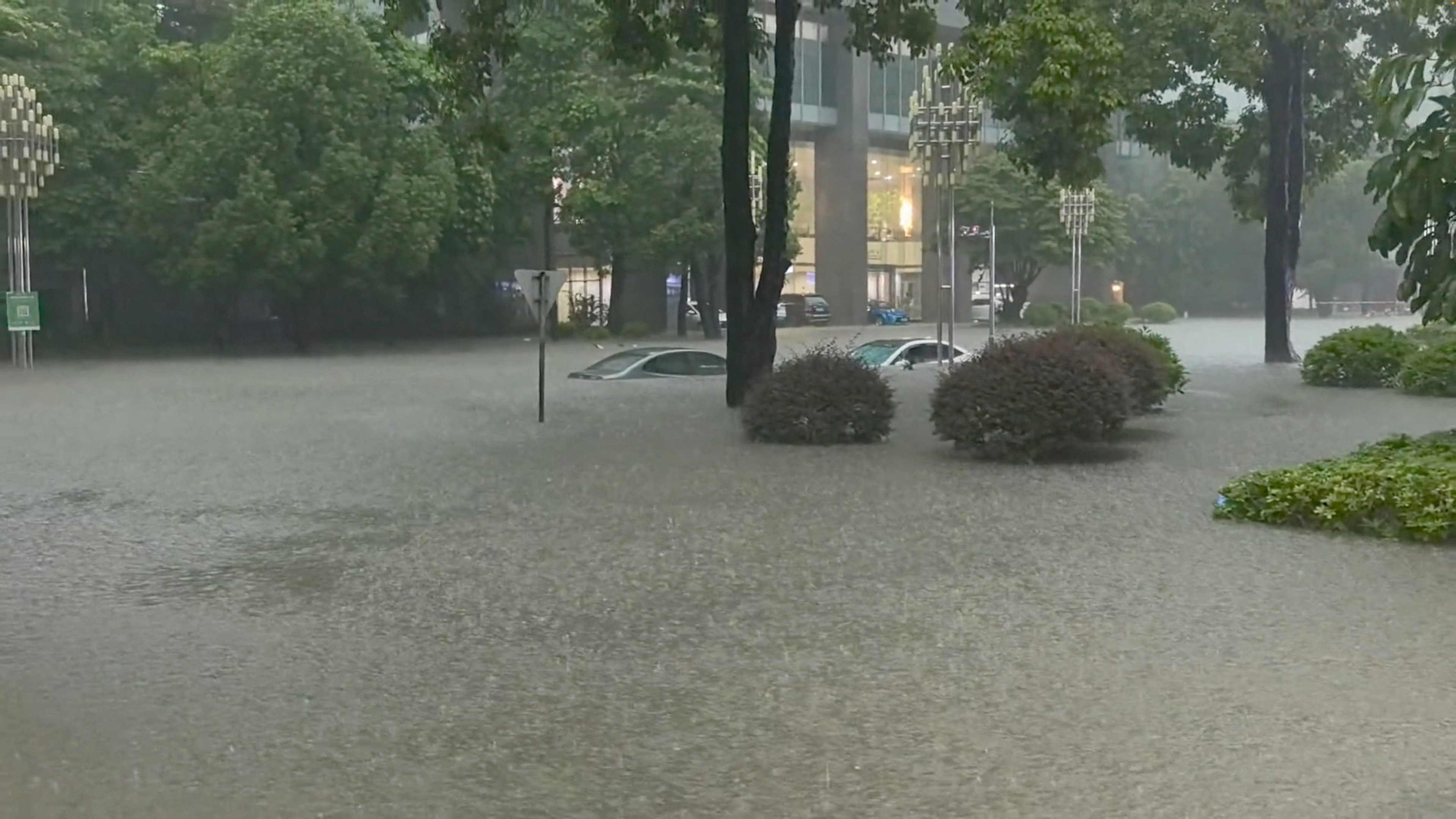 Κίνα: Εννέα νεκροί και τρεις αγνοούμενοι στις πλημμύρες-1