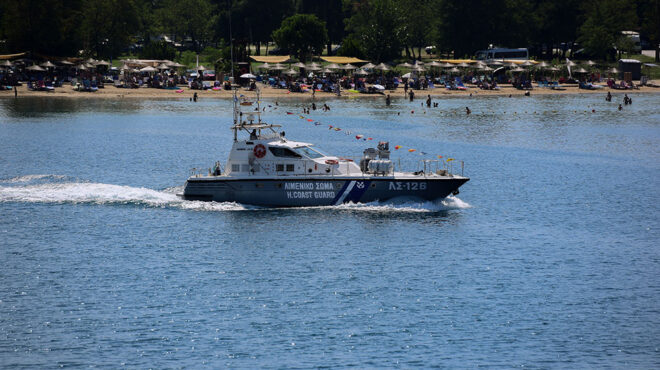 επικάθηση-φορτηγού-πλοίου-στο-λιμένα-563789674