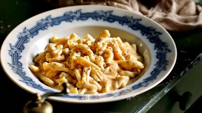 μακαρόνια-βρασμένα-σε-ζωμό-με-κρέμα-αυ-563778418