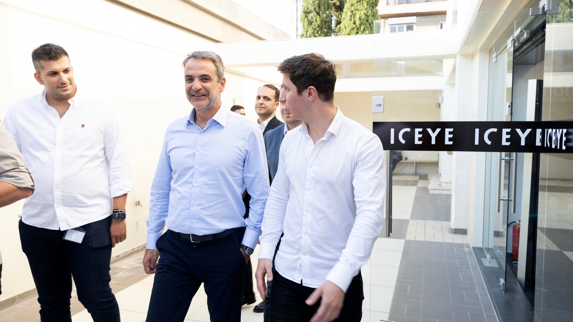 Επίσκεψη Μητσοτάκη στην εταιρεία δορυφόρων ICEYE: «Ευρωπαϊκή προτεραιότητα οι επενδύσεις στην ασφάλεια»-1