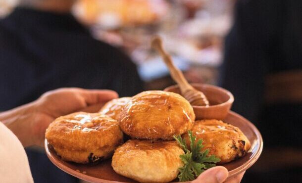 παραδοσιακές-ανεβατές-πίτες-με-φρέσκ-563780416