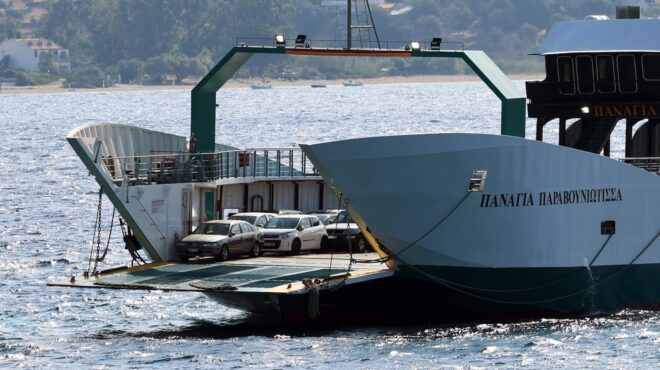 νέα-στύρα-το-αυτοκίνητο-και-η-βαλίτσα-563754268