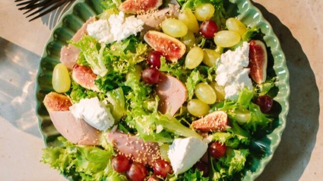 πλούσια-σαλάτα-με-σύκα-και-σταφύλι-563771746