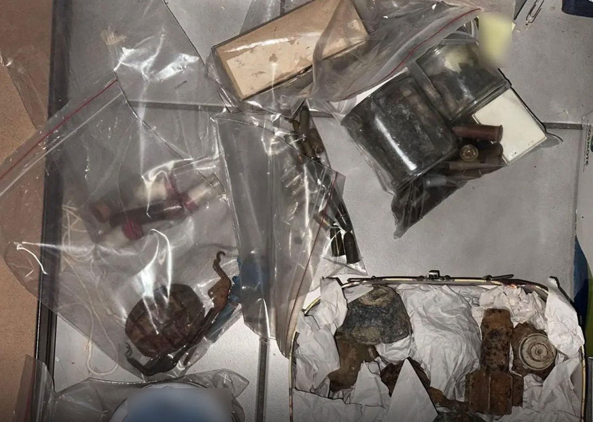 Καισαριανή: Οπλοστάσιο εντοπίστηκε σε κάδο απορριμμάτων-3