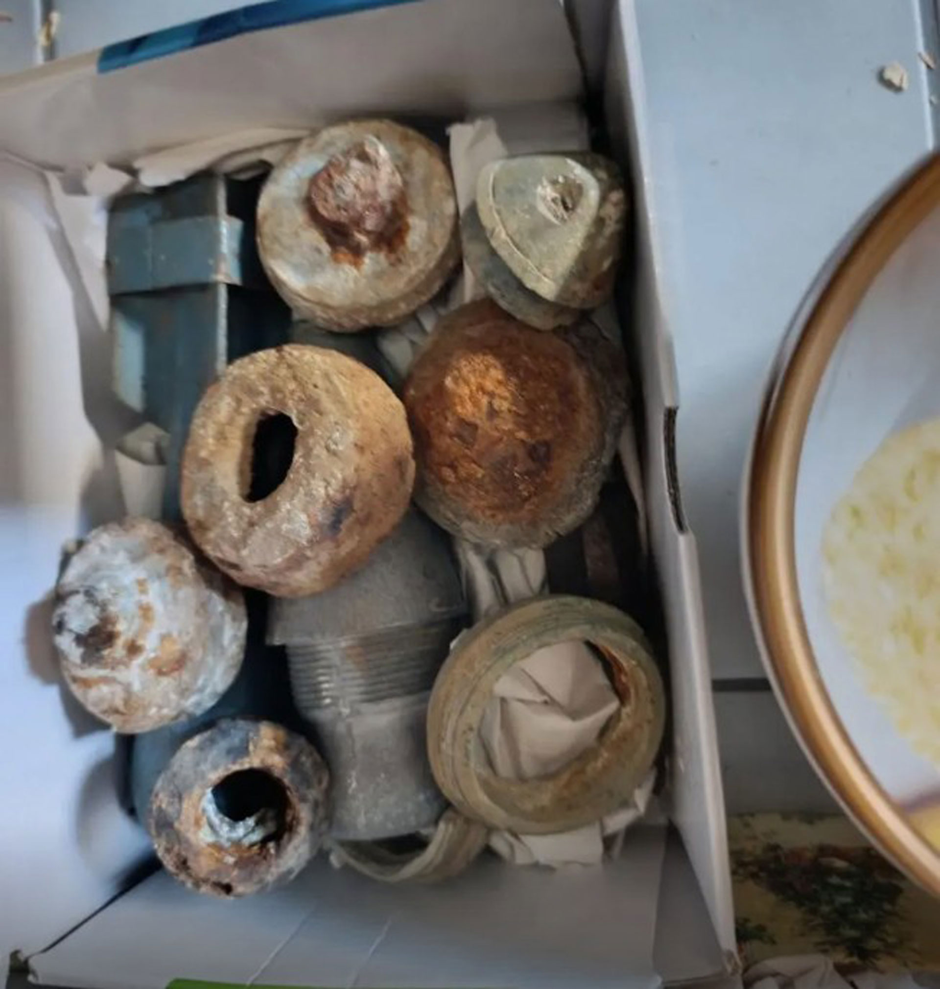 Καισαριανή: Οπλοστάσιο εντοπίστηκε σε κάδο απορριμμάτων-4