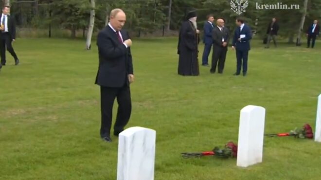 ο-πούτιν-κατέθεσε-λουλούδια-στους-τάφ-563767033