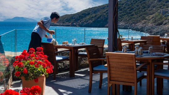 Αναγνώριση και μπόνους θέλουν οι εργαζόμενοι στον τουριστικό κλάδο