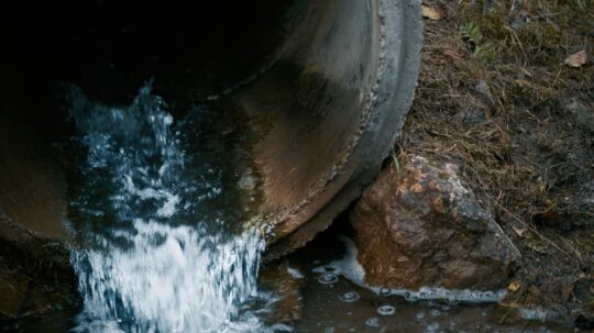 Μύκονος: Γιατί υπερχείλισε ο αγωγός λυμάτων στον Πλατύ Γιαλό