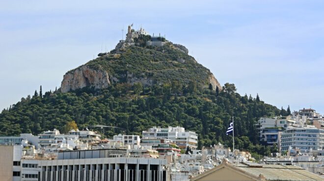 νεαρός-τουρίστας-έπεσε-από-βράχο-στον-563760370