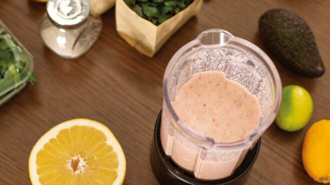 σμούθι-με-φρέσκα-φρούτα-δυόσμο-και-πρό-563766976